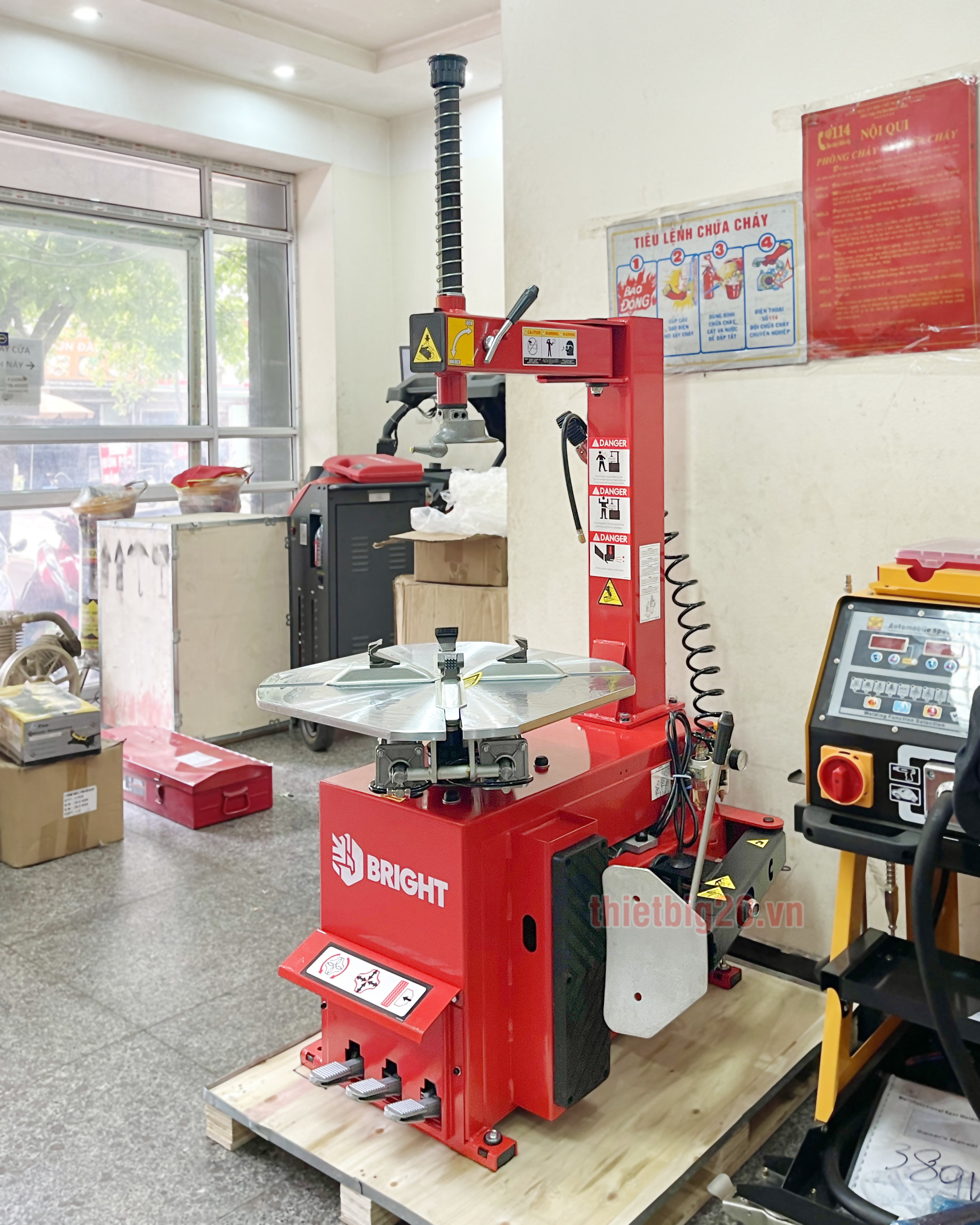 Máy ra vào lốp xe máy công nghệ italia bright LC-807